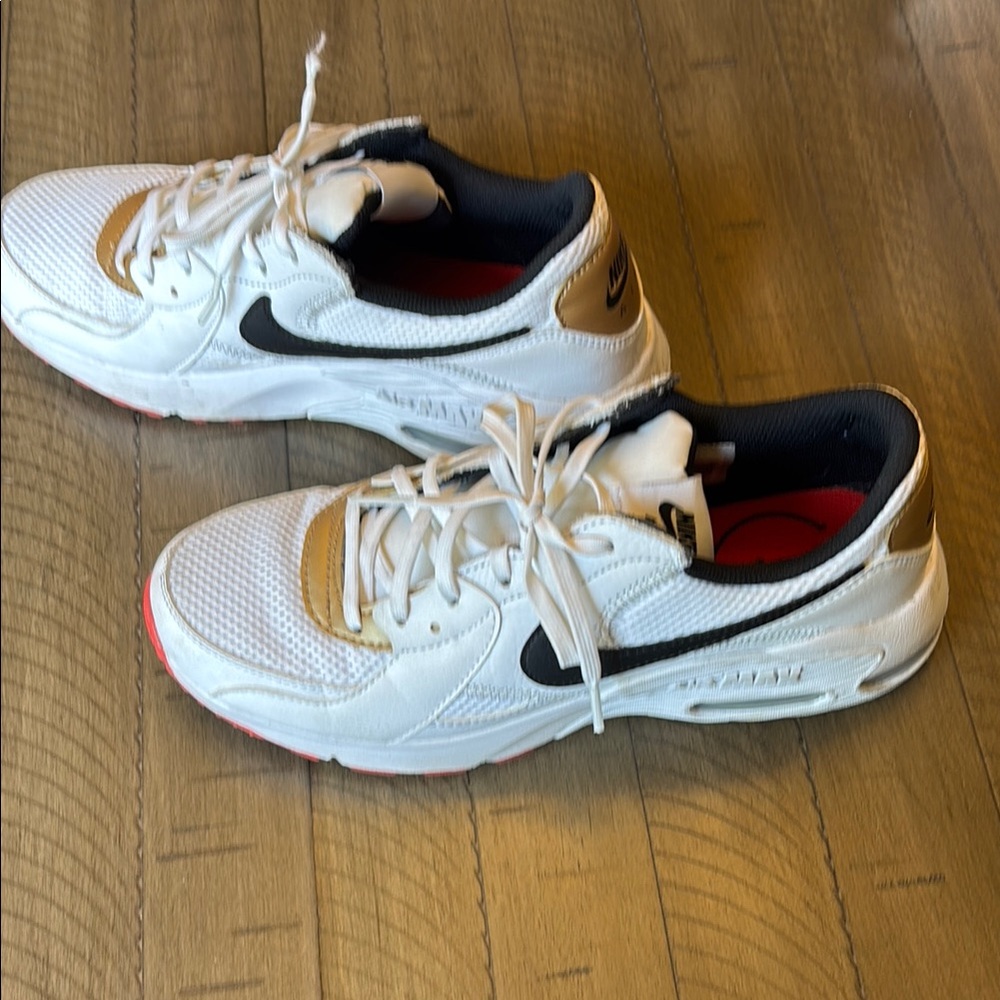 Nike Air Max White and Black Low-Top Sneakers